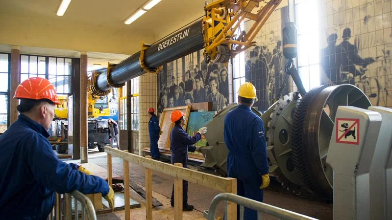 Precisiewerk in de Maastunnel.